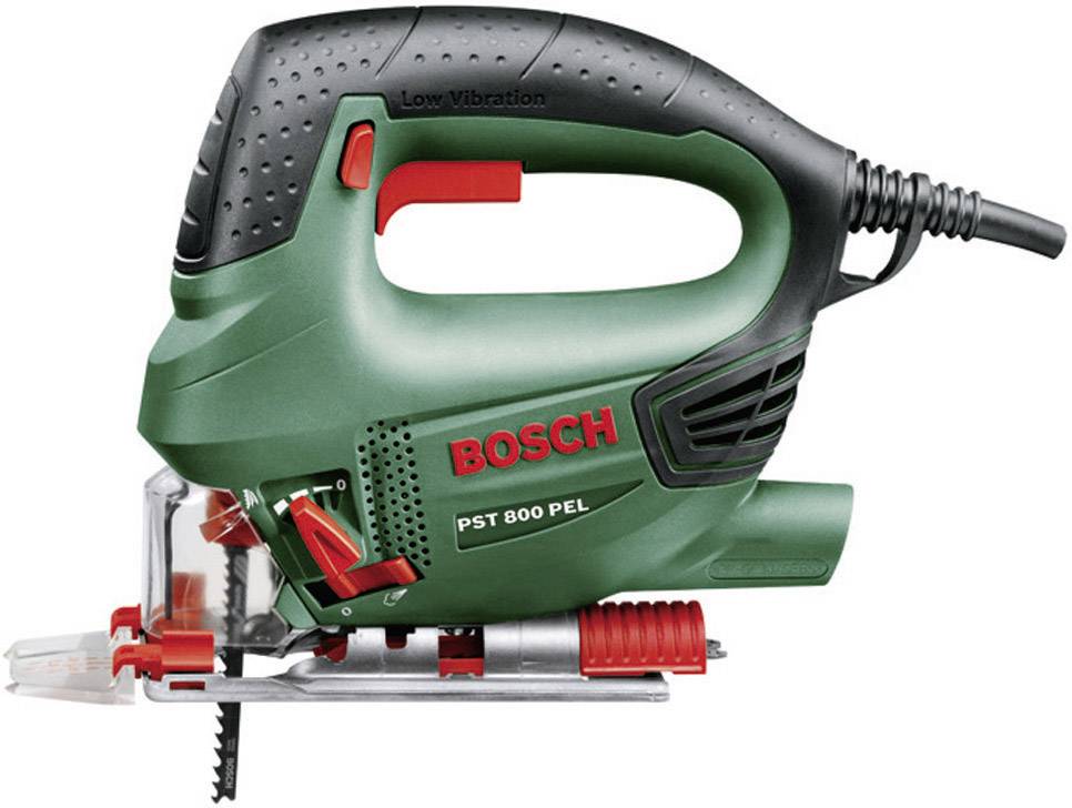 En grøn Bosch stiksav, model PST 800 PEL, med ledning. Den har røde betjeningselementer og teksten 'Low Vibration'.