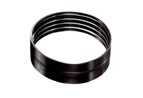 Sort, metalglinsende ring med flere vandrette indskæringer.
