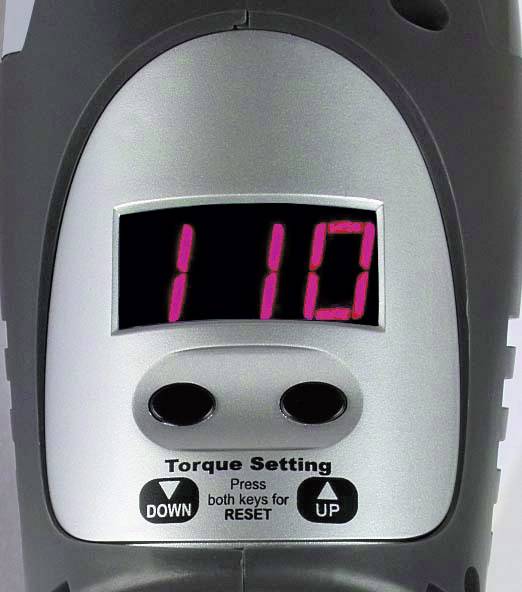 Digital display på en enhed viser '110'. Nedenunder to knapper med pile og teksten 'Torque Indstilling. Tryk begge taster for NULSTIL'.