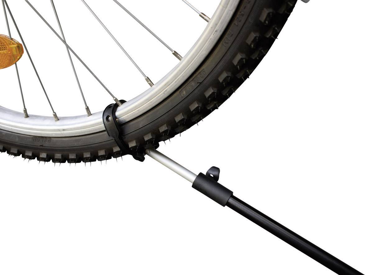 Cykelhjul set fra siden, monteret med en cykelparkstativ-støtte på en hvid baggrund.