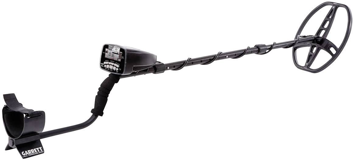 En sort metaldetector med display, lang stang og rund søgespole. Egnet til at finde metaller i jorden.