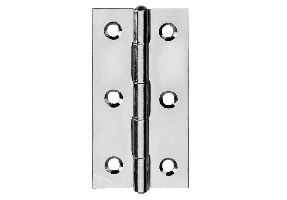 Metalhængsel med seks huller, blankt poleret, i åben position. Bruges til at forbinde døre eller vinduer.