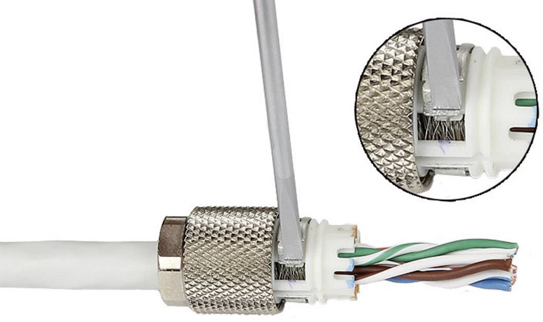 Nærbillede af et Ethernet-kabel under konstruktion. En skruenøgle trækker en metalmøtrik til, og kabelårer er synlige.