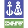 Logo med hvid anker og vægt på blå baggrund, nedenunder teksten 'DNV' i hvid på grøn baggrund.