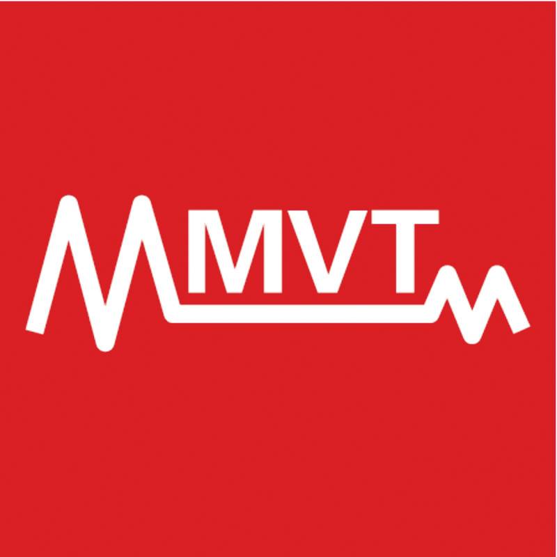 Billedet viser et logo med hvide bogstaver 'MMVTM' på en rød baggrund. Bogstaverne har et stiliseret, buet design.