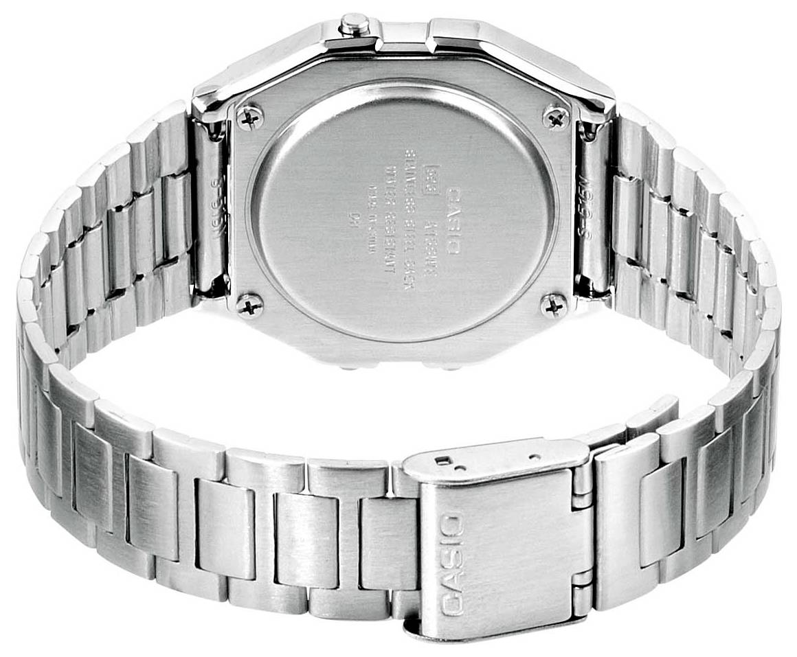 Rückseite einer silbernen Armbanduhr mit Metallarmband. Klar sichtbare Gravur auf der Rückseite des Gehäuses.