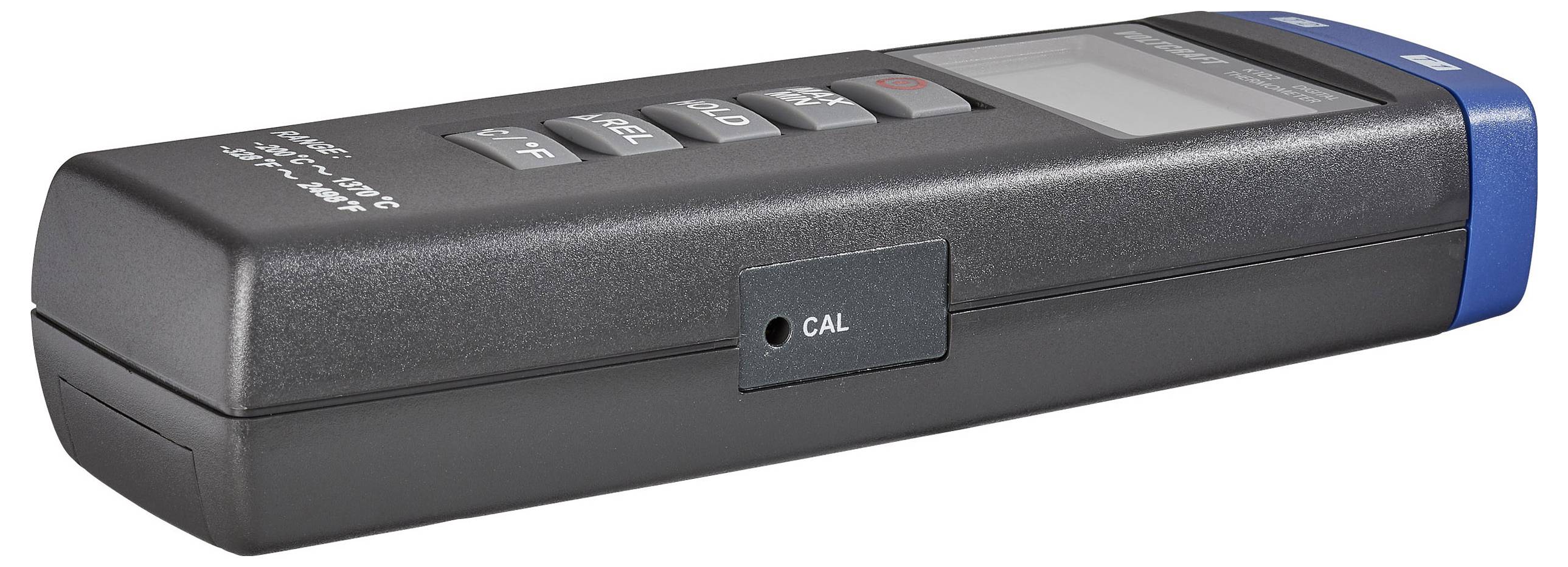 Ein digitales Gerät mit Display und mehreren Tasten, das zur Durchführung von Messungen verwendet wird. Es verfügt über einen Kalibrierungsanschluss, der an der Seite mit "CAL" gekennzeichnet ist.