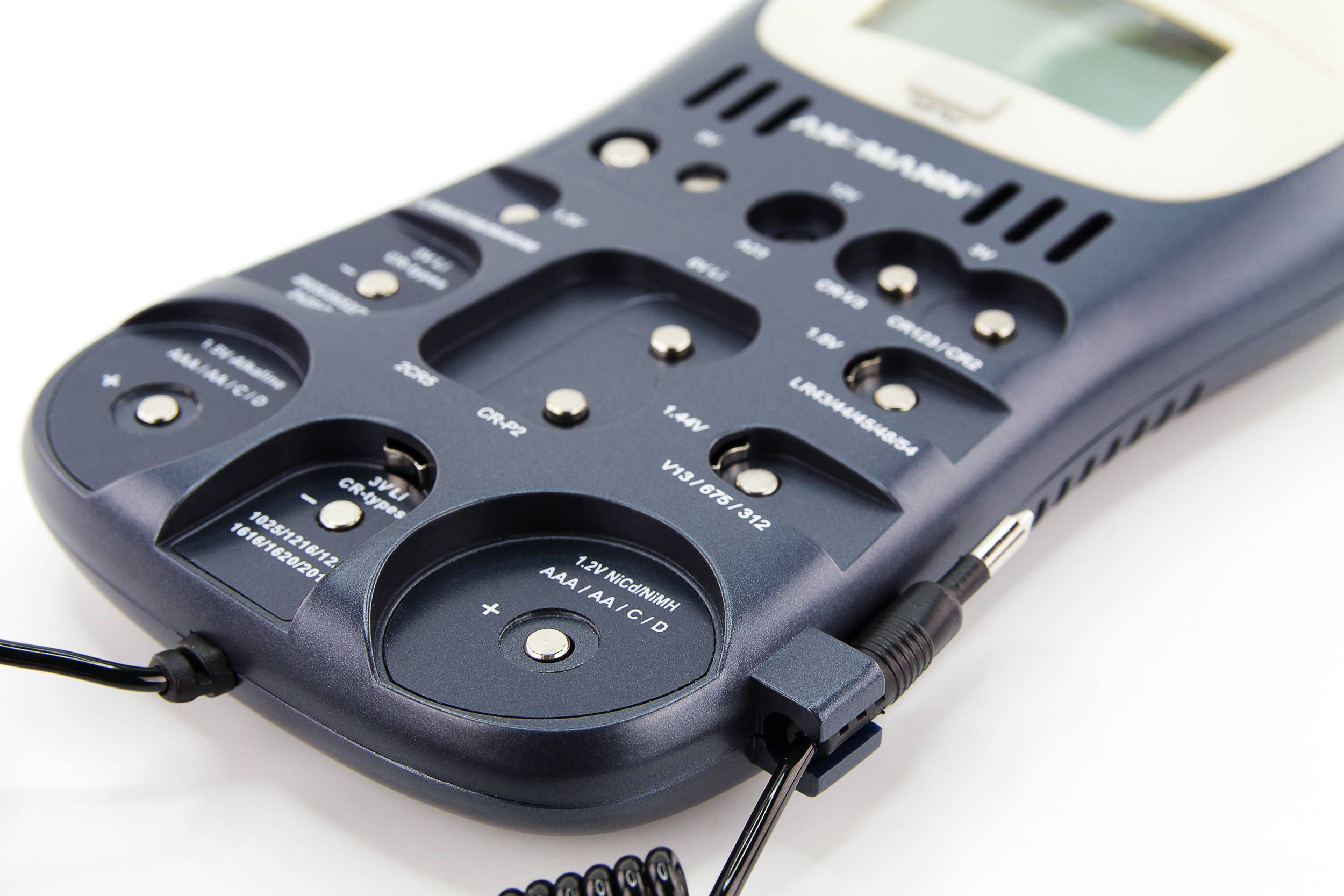 Ein elektronisches Prüfgerät mit mehreren Steckplätzen und Kabeln, das für die Durchführung von technischen Tests verwendet wird.