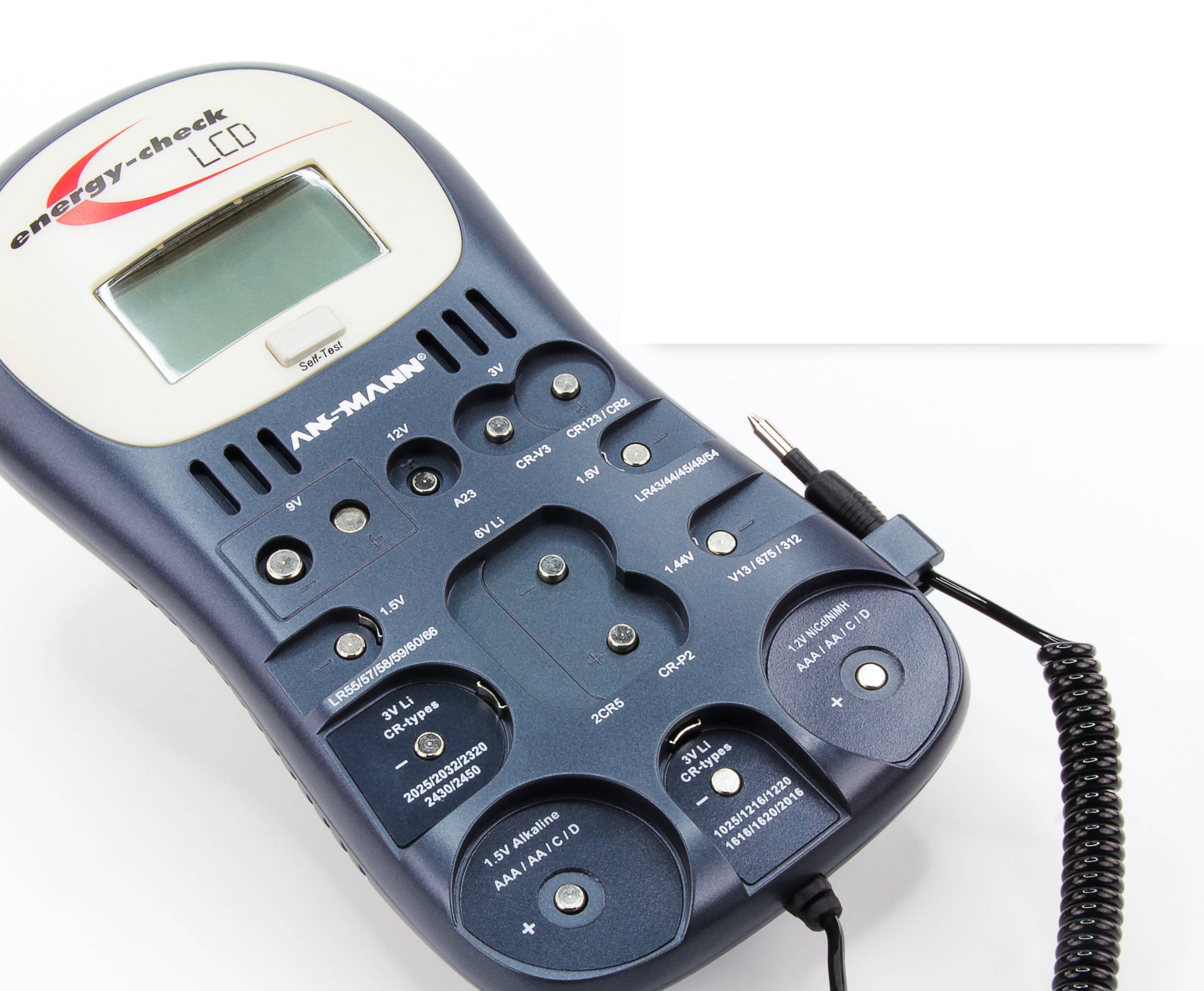 Ein Batterietester mit mehreren Prüfanschlüssen und einem LCD-Display zur Anzeige der Ergebnisse.