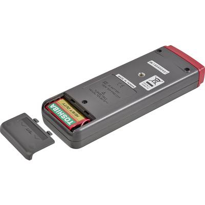 Ein offener Fernbedienungskörper zeigt ein Batteriefach mit zwei eingelegten Toshiba AA-Batterien. Die Abdeckung liegt daneben.