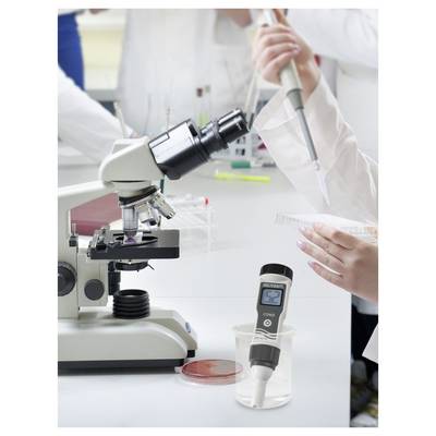 Eine Laborumgebung mit einem Mikroskop, Händen, die eine Pipette verwenden, und einem digitalen Gerät, das '2,00' anzeigt.