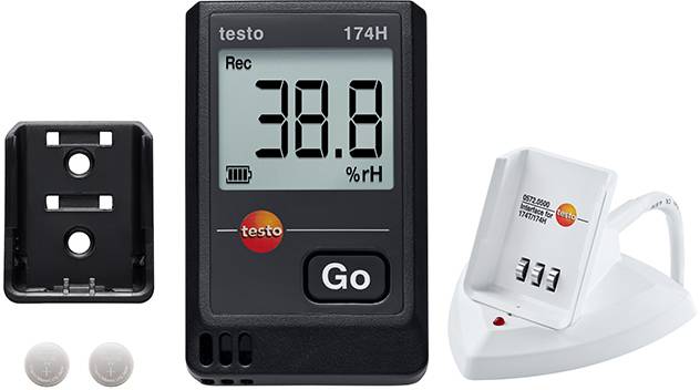 Datenlogger mit Anzeige '38,0 %rH', Halterung, Batterien und USB-Dock zur Messung und Dokumentation von Temperatur und Luftfeuchte.
