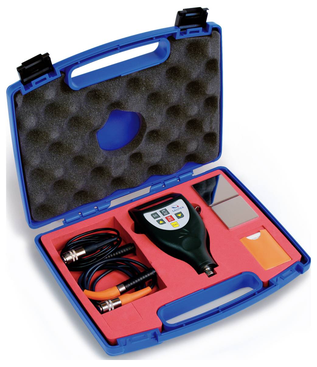 Offenes Messgeräte-Set in einem blauen Koffer, enthält Gerät, Kabel und Zubehör zur Materialanalyse oder Oberflächenmessung.