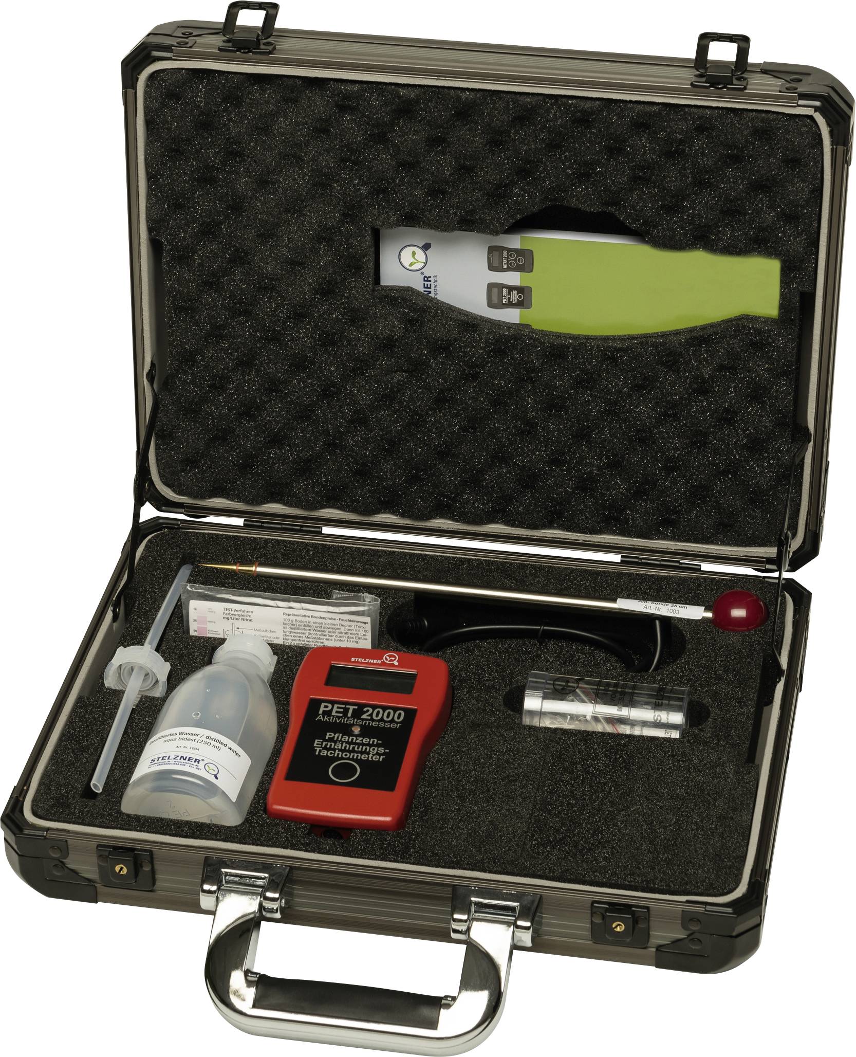 Offener Hartschalenkoffer mit einem PET 2000-Messgerät, einer Flasche, einer Spritze und einem Teströhrchen in Schaumstoff-Aussparungen.