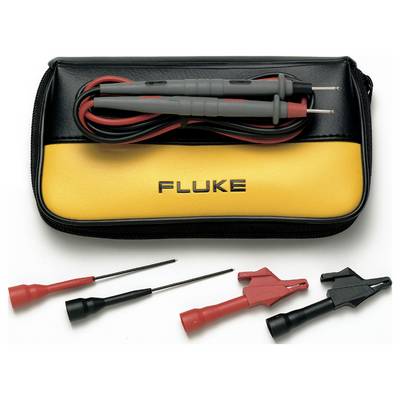 Eine Tasche mit der Aufschrift 'FLUKE', enthält Prüfsonden und Messkabel. Drei zusätzliche Klemmen liegen davor.