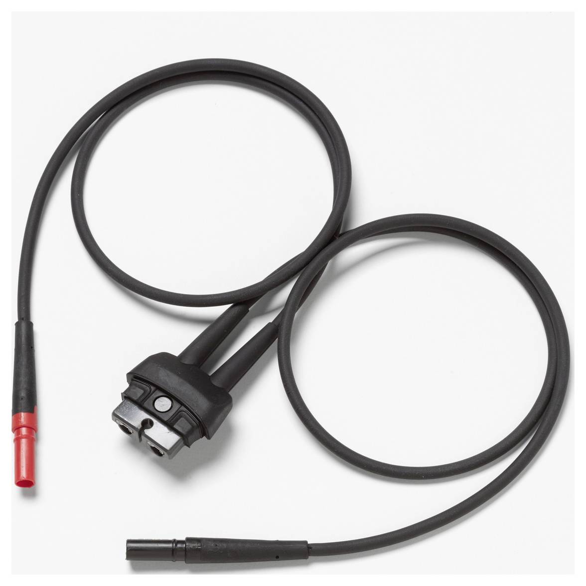 Schwarzes Kabel mit zwei Steckern, einem roten und einem schwarzen. Das Kabel hat einen mittigen Adapter, vermutlich für elektronische Geräte.