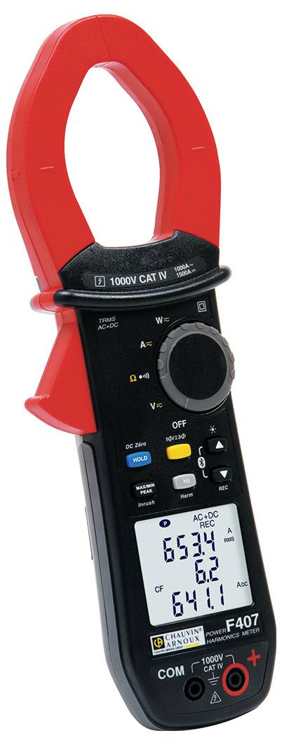 Ein digitales Zangenmessgerät mit rotem Kunststoffgriff, zeigt aktuelle Spannung und Strommesswerte auf dem Display: 653.4, 62, 641.1.