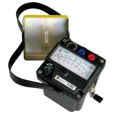 Analoges Messgerät mit Zeiger und Kabeln, zeigt elektrische Messungen. Metallische Rückseite im Hintergrund, schwarze Trageschlaufe.