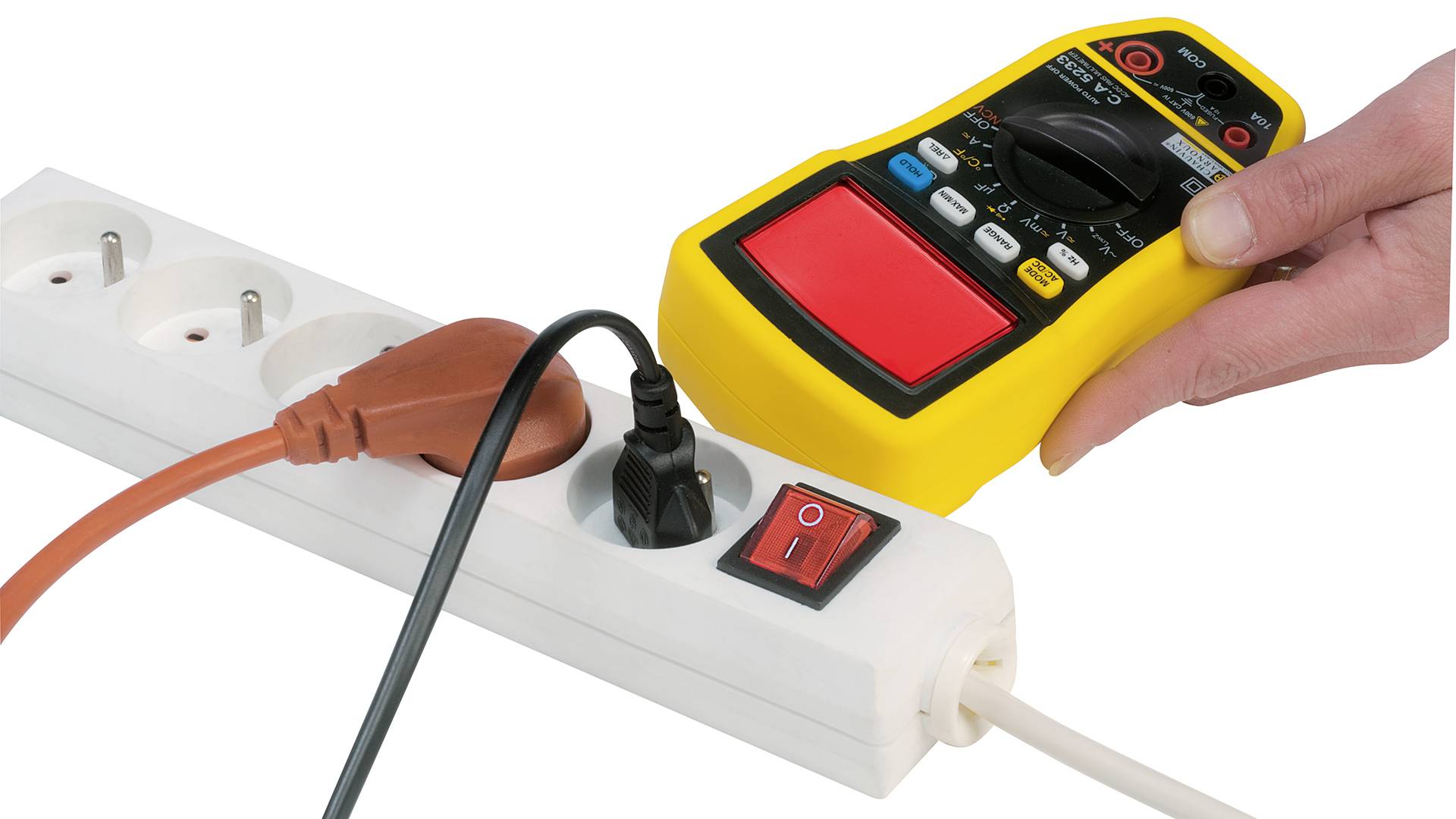 Eine Hand hält ein Digitalmultimeter über eine Steckerleiste mit zwei eingesteckten Kabeln. Ein Kabel ist eingeschaltet.