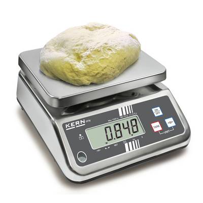 Eine digitale Küchenwaage zeigt 0,848 kg. Auf der Waage liegt ein Teigklumpen.