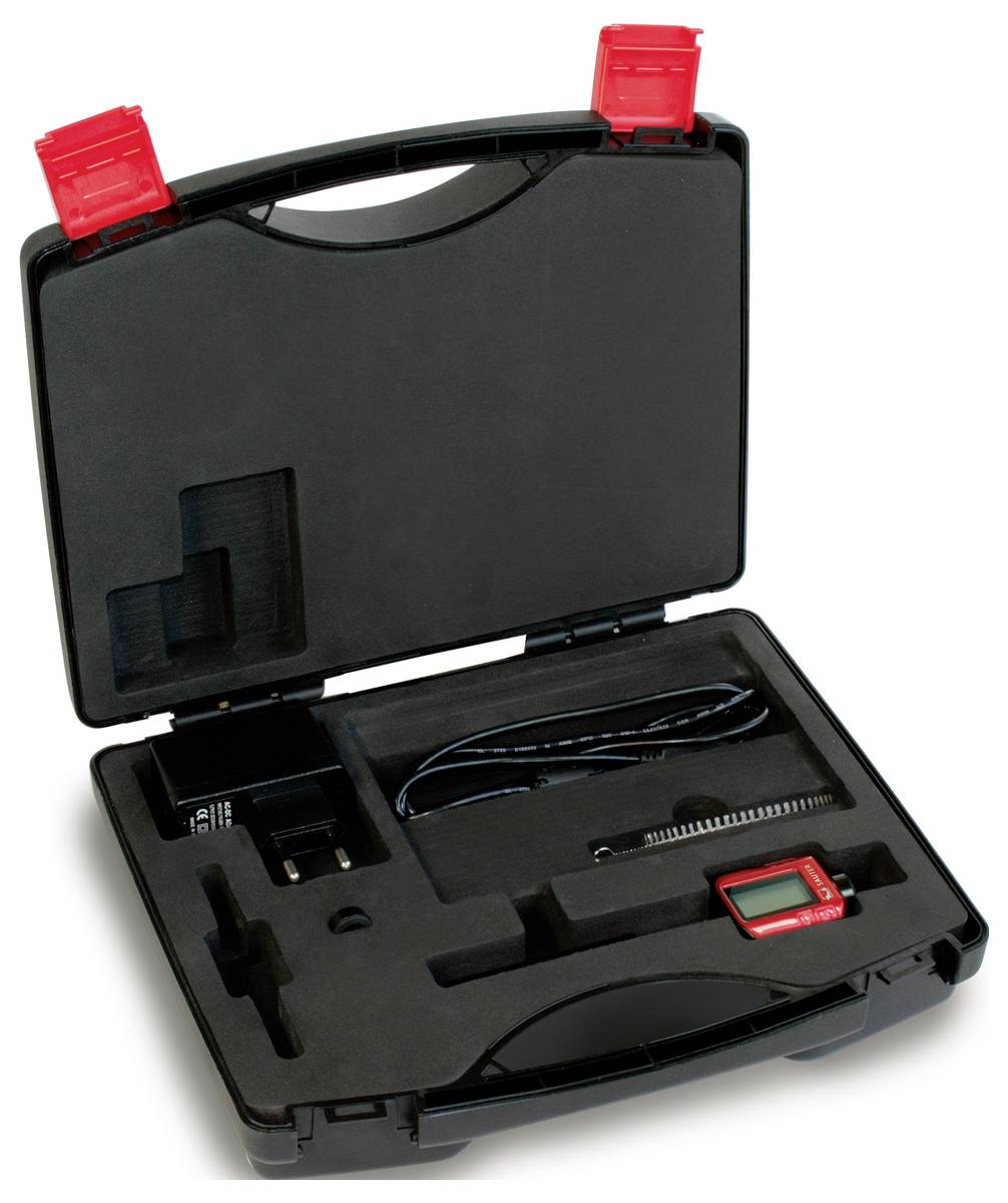 Offener schwarzer Koffer mit Fächern für elektronisches Zubehör, darunter ein Kabel, Ladegerät und ein kleines rotes Gerät.