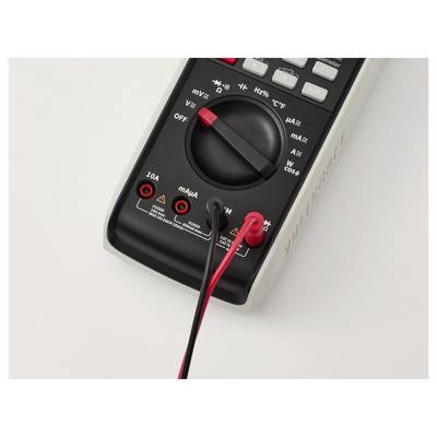 Ein digitales Multimeter mit roten und schwarzen Messleitungen ist so eingestellt, dass es Stromstärke misst, wobei deutlich beschriftete Messanschlüsse mit '10A', 'mA' und 'COM' zu sehen sind.