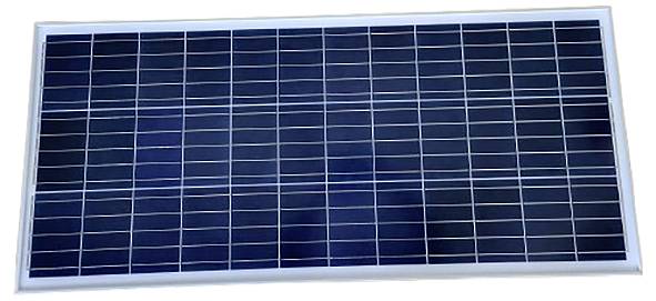 Ein rechteckiges Solarpanel mit dunklen photovoltaischen Zellen und einem weißen Rahmen, bereit zur Energieerzeugung.