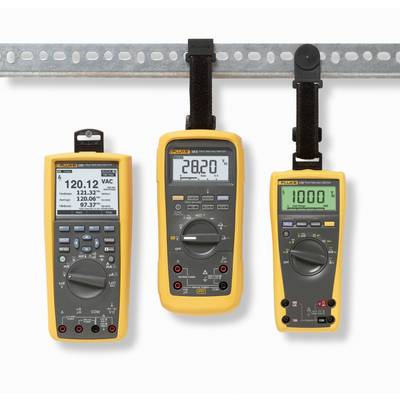 Drei digitale Multimeter, aufgehängt an einer Metallschiene, zeigen unterschiedliche Messwerte: 120,12 VAC, 28,02 und 1000.