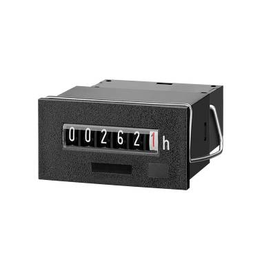 Schwarzer mechanischer Betriebsstundenzähler mit der Anzeige 002621 h, mit Rollenzahlendisplay in einem kleinen rechteckigen Gehäuse.
