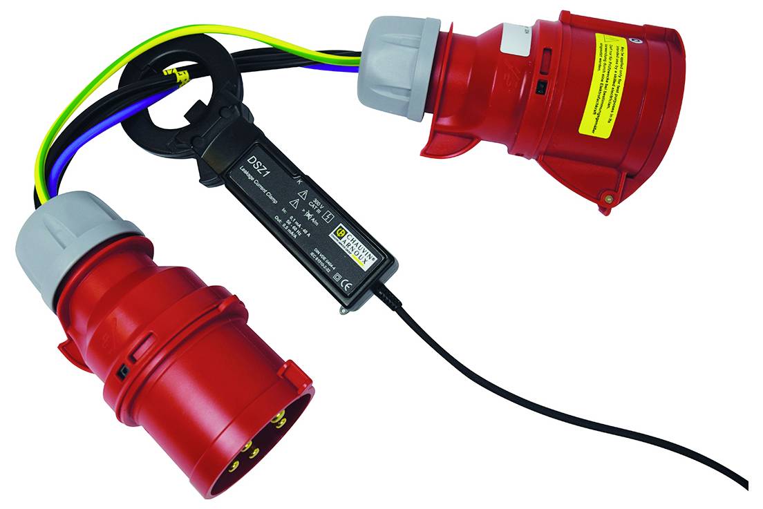 'Ein roter Energieverbrauchsmessgerät-Adapter zeigt den Stromverbrauch auf einem digitalen Display.'