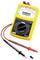 Ein gelbes Multimeter misst eine Spannung von 230,1 Volt. Schwarze und rote Messleitungen sind angeschlossen.