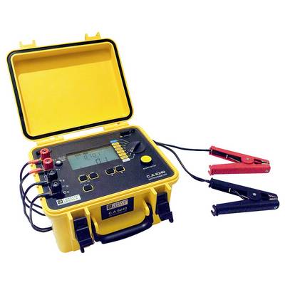 Ein gelbes, tragbares Messgerät mit digitalem Display, das Batterietester-Kabel mit roten und schwarzen Klemmen angeschlossen hat.