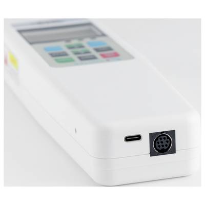 Ein rechteckiges elektronisches Gerät mit einem Display und mehreren bunten Tasten. Es verfügt über einen USB-Anschluss und einen runden Mehrpol-Stecker.
