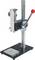 Ein vertikaler Handpressenständer mit einem Hebelgriff und einer Plattform, geeignet zur präzisen Montage oder Positionierung in Werkstätten.