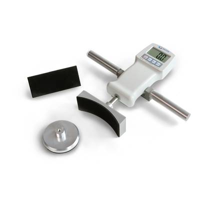 Ein digitales Messgerät mit Handgriffen, umgeben von drei verschiedenen Messaufsätzen, zeigt auf dem Display '0.0'.