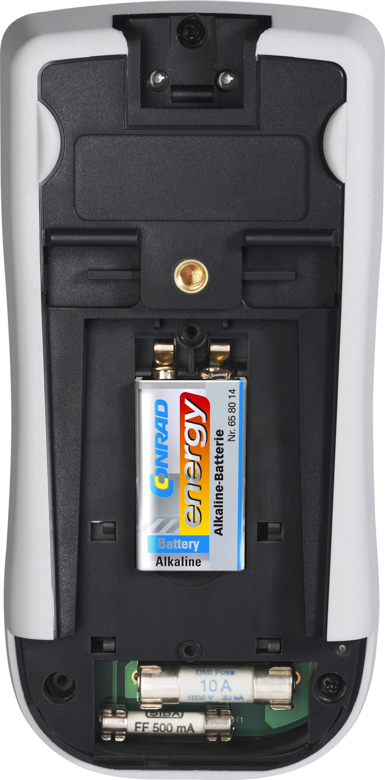 Die Rückseite einer Fernbedienung zeigt ein geöffnetes Batteriefach mit einer eingelegten AA-Batterie und einer darunter liegenden Sicherung.