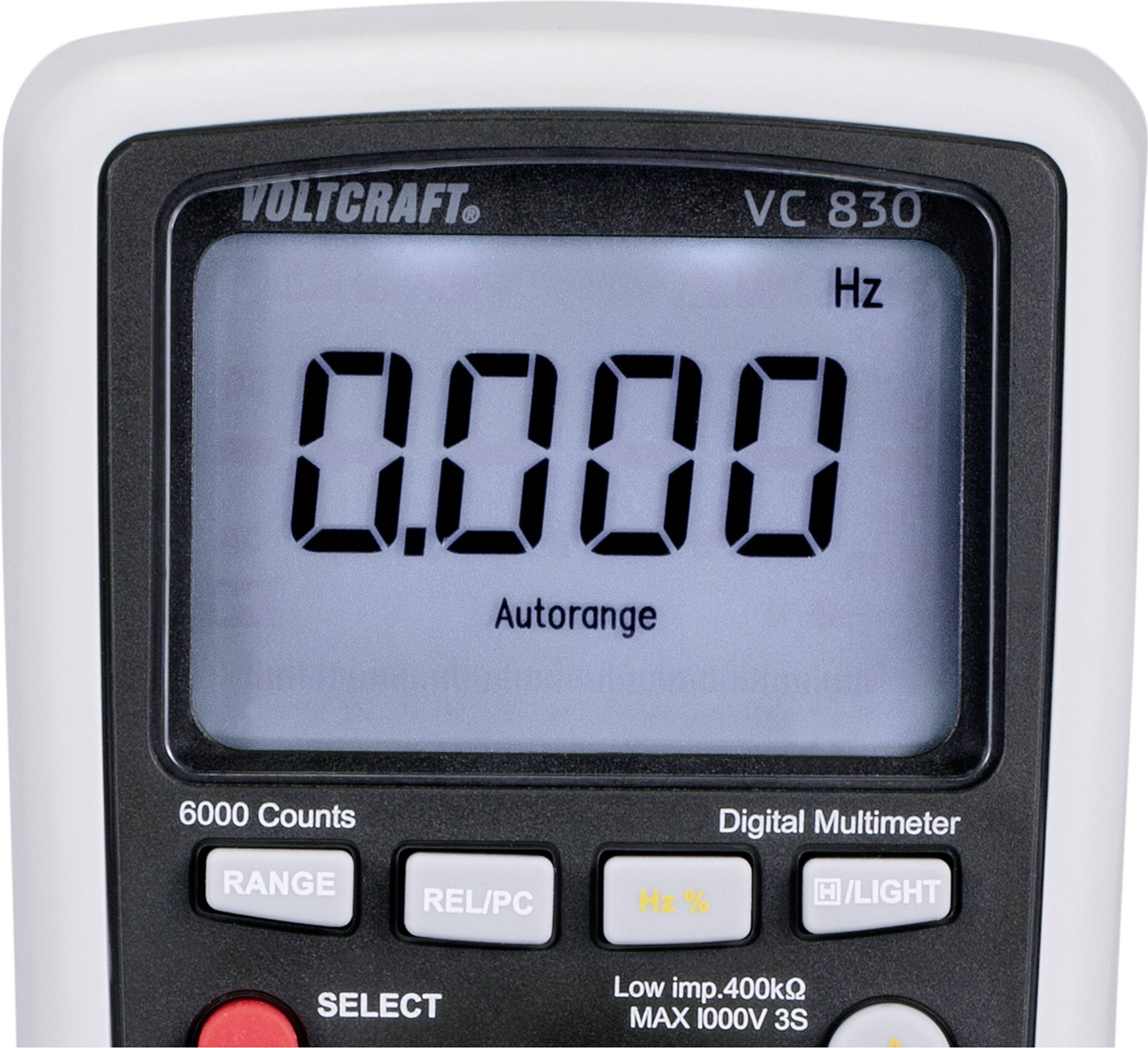 Ein digitales Multimeter mit der Anzeige '0.000 Hz' im Autorange-Modus, Marke Voltcraft, Modell VC 830.