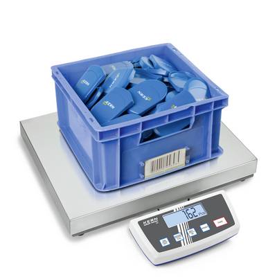 Eine blaue Kiste mit Gewichtsstücken steht auf einer elektronischen Waage. Das Display zeigt '762 g'.