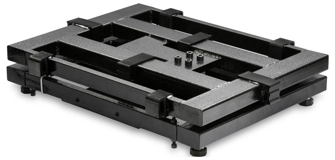 Ein quadratischer, verstellbarer Labortisch aus schwarzem Metall mit mattem Finish, geeignet für präzise Messungen oder Experimente.