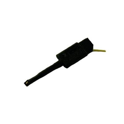 Eine schwarze elektrische Steckverbindung mit einem goldenen Stift, verwendet in elektronischen Geräten zur Stromübertragung.