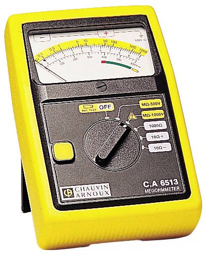 Ein gelbes Megohmmeter mit analoger Anzeige und Drehschalter für Testspannungen bis 1000V. Marke 'Chauvin Arnoux'.