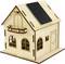 Kleines Holzmodellhaus mit Rundfenstern, Balkon und schwarzem Solarpaneel auf dem Dach, vor weißem Hintergrund gezeigt.
