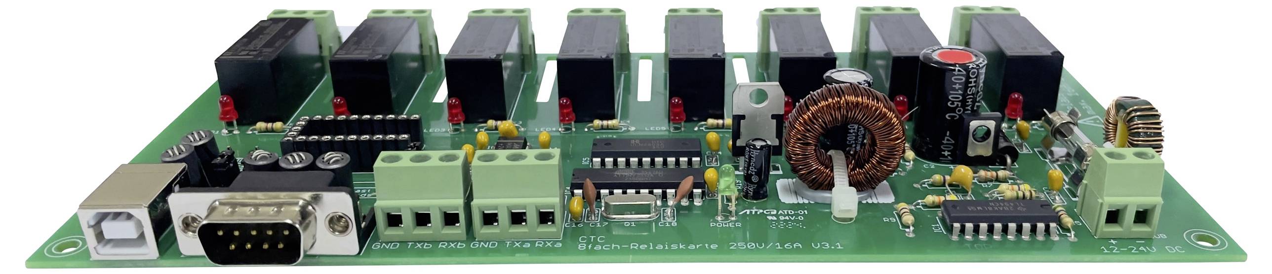 Leiterplatte mit mehreren Relais, Anschlussklemmen und elektronischen Bauteilen. Dient zur Steuerung in elektronischen Geräten.