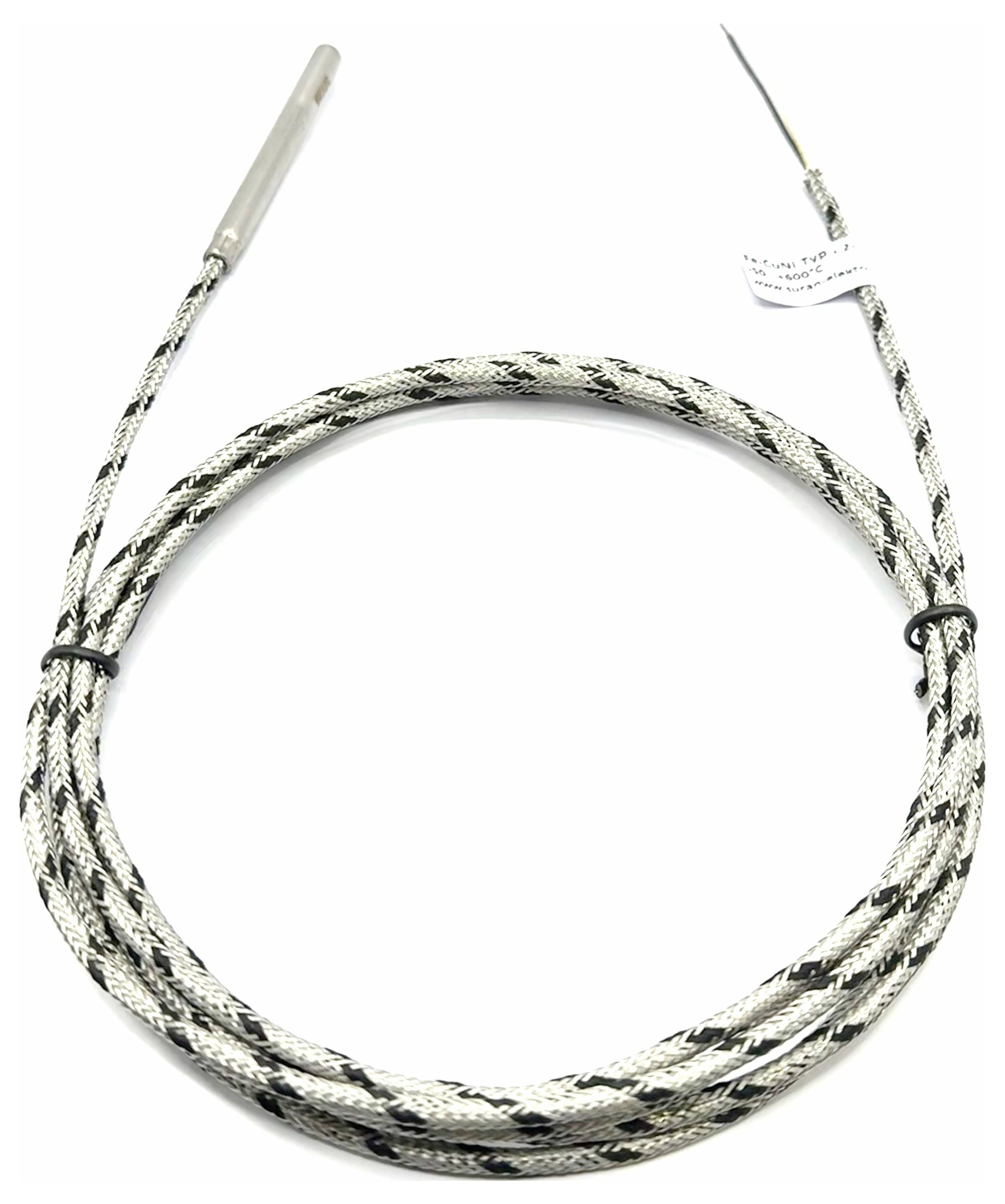 Ein gewickelter Thermoelementdraht mit metallischen Messspitzen an beiden Enden, konzipiert für Temperaturmessungen in industriellen Anwendungen.