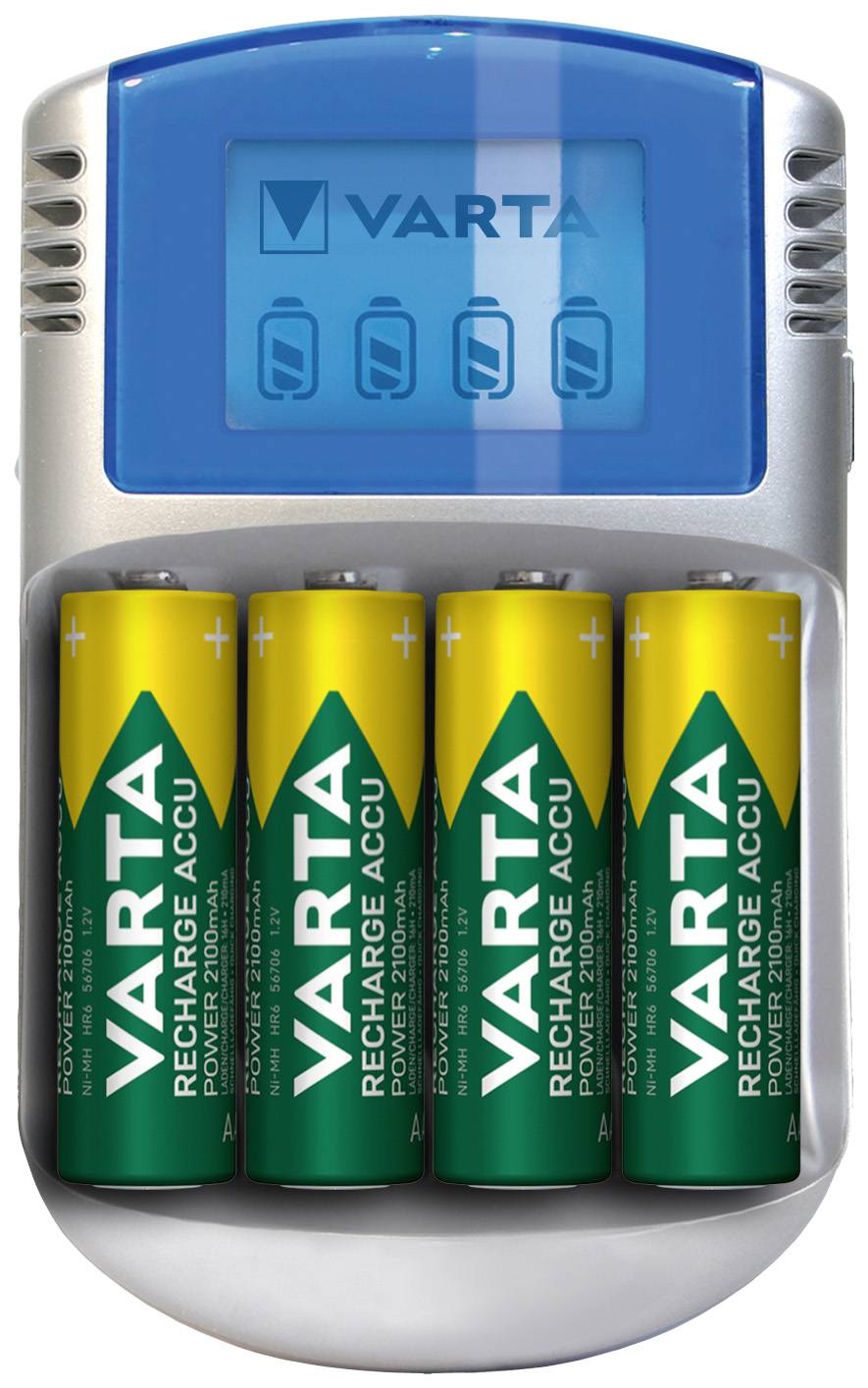 Ein Batterieladegerät lädt vier Varta AA-Batterien auf. Der Ladezustand wird auf einem blauen Display oben am Gerät angezeigt.