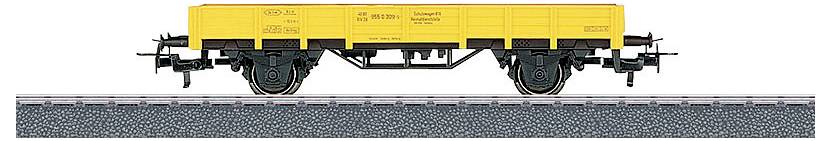 Ein gelber Güterzugwaggon auf Schienen, von der Seite betrachtet, mit sichtbaren Raddetails und mechanischen Komponenten darunter.