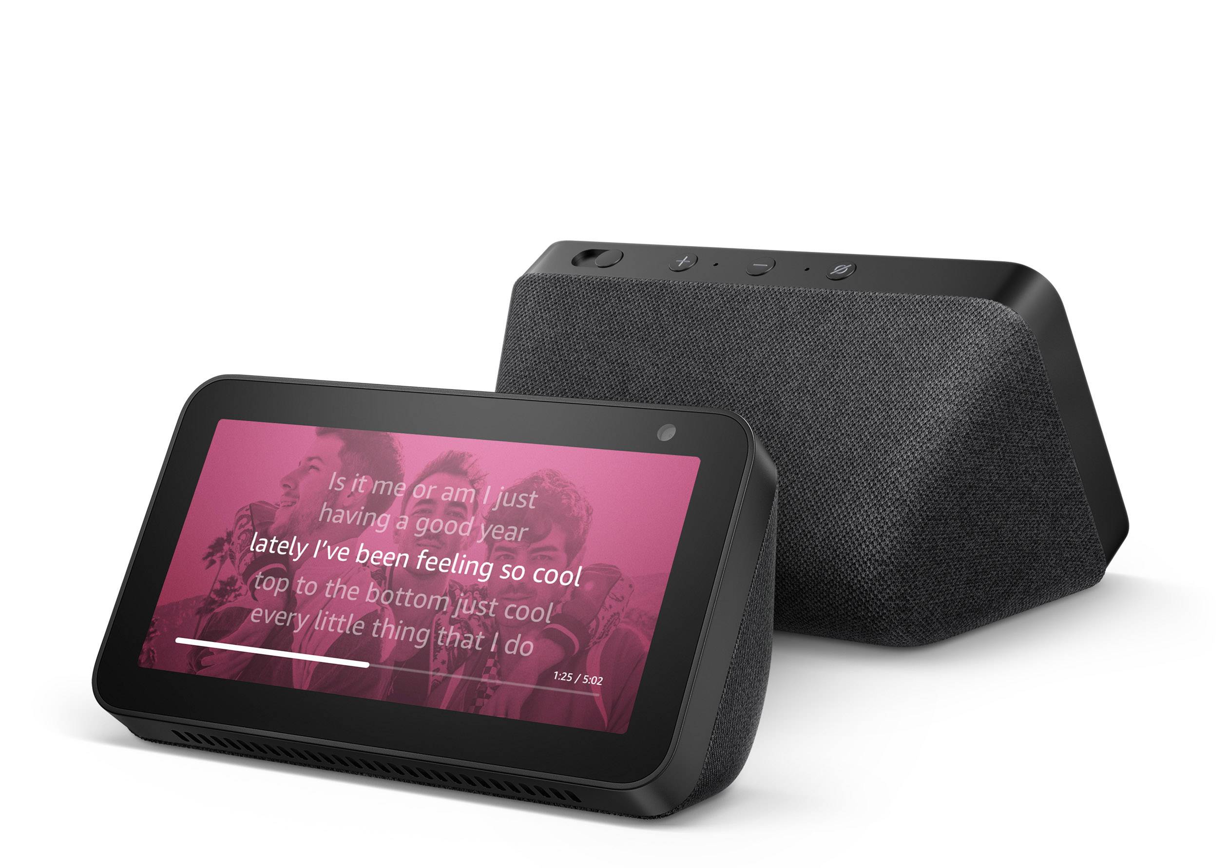 Ein schwarzes Smart-Display zeigt einen Songtext auf dem Bildschirm. Ein zweites identisches Gerät ist seitlich zu sehen.