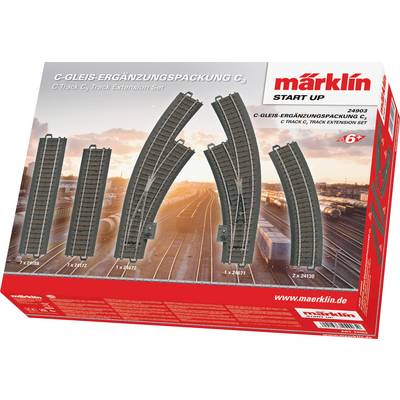 Die Verpackung zeigt das Märklin C-Gleis-Ergänzungsset für eine Modelleisenbahn. Abgebildet sind vier verschiedene Gleisteile vor Eisenbahnschienen-Hintergrund.