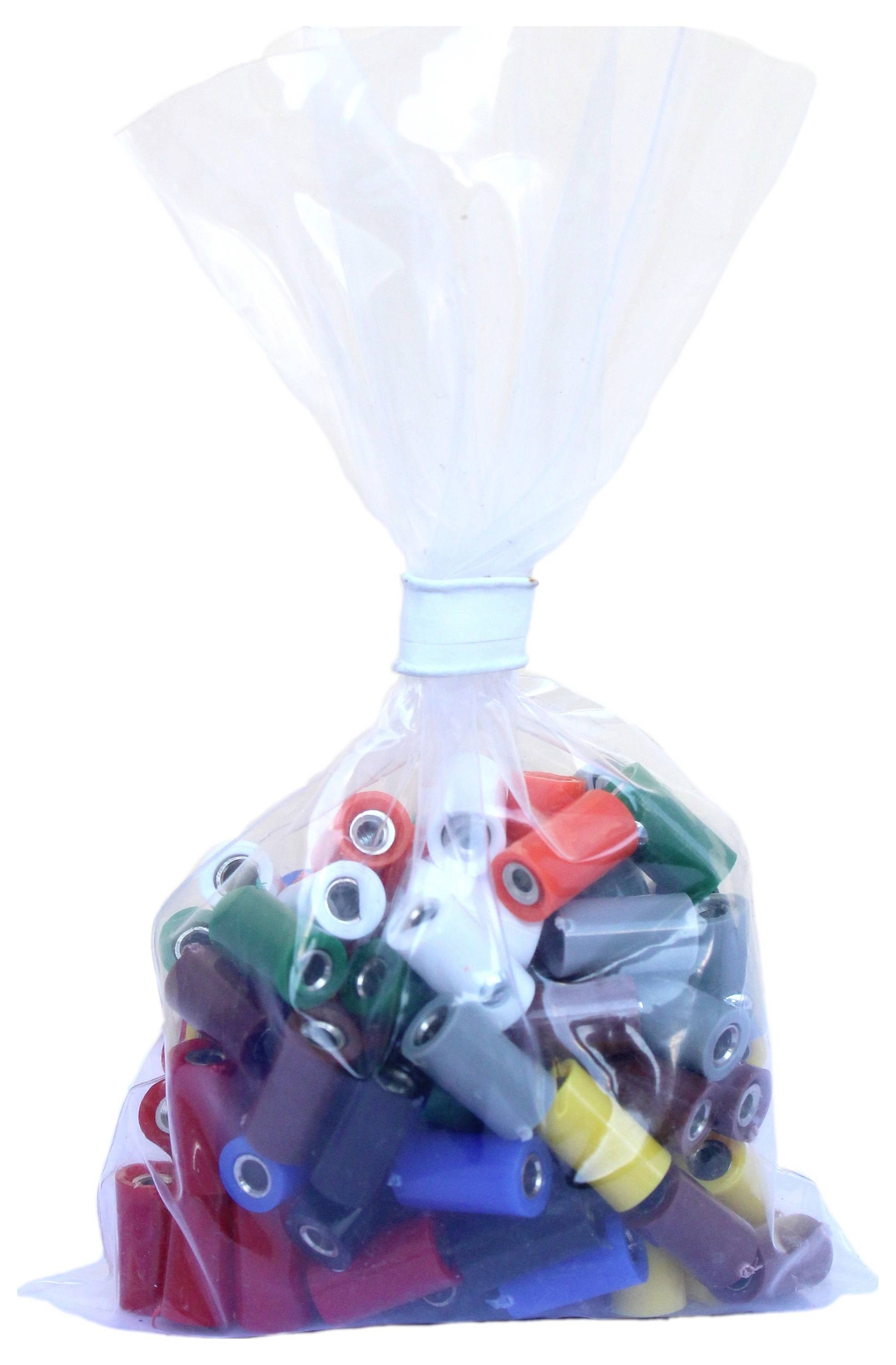 Eine transparente Plastiktüte, gefüllt mit bunten Kabelschuhen in verschiedenen Farben, zusammengebunden am oberen Ende.