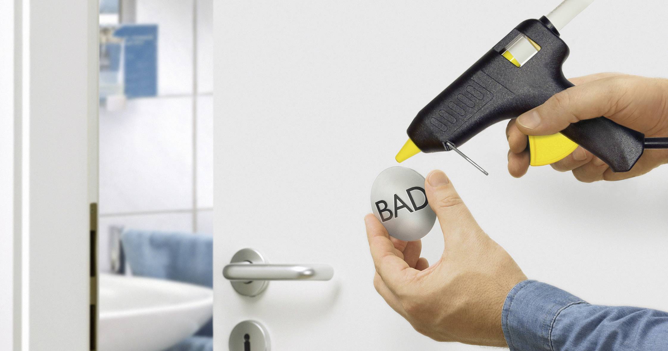 Eine Person verwendet eine Heißklebepistole an einem Türknauf, der mit "SCHLECHT" beschriftet ist, was eine fehlerhafte oder unerwünschte Entscheidung bei Hausreparaturen oder Instandhaltung symbolisiert.